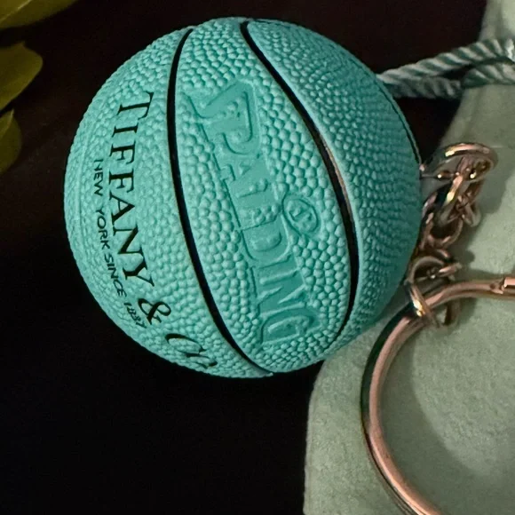 Spalding x Tiffany blue basketball keychain with Dustbag - Picture 6 of 11